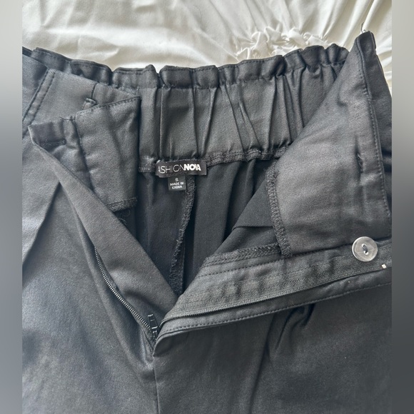 Black pants, cinched waist - Picture 2 of 3